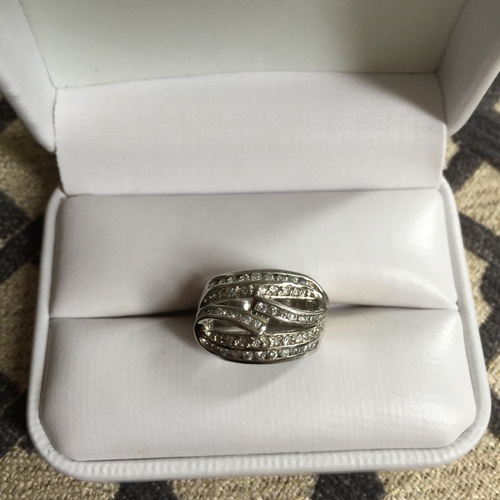 Lovely Sterling Silver 925 CZ Ring. Size 5.